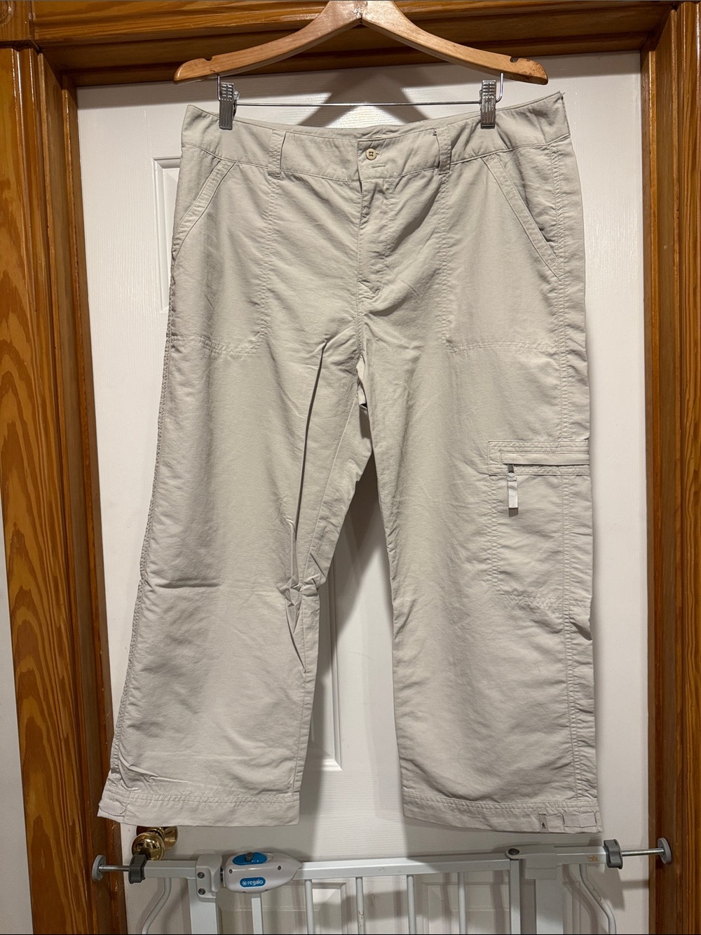 Royal Robbins Women's Cropped Utility Pants in Light Beige